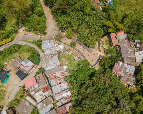 FotografoFoto Alcaldía de Medellín:Más de 5.000 habitantes del corregimiento Altavista disfrutan de vías renovadas y un nuevo puente peatonal. 